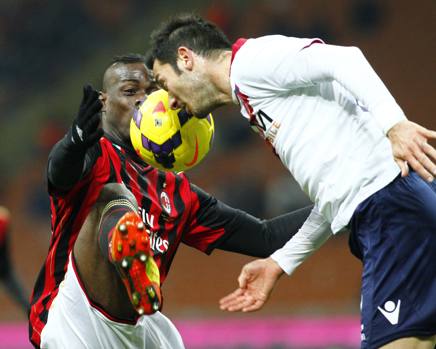 Balotelli alza la gamba ma viene anticipato da Mantovani. LaPresse